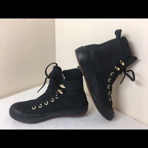 Size 7 Women’s Converse All Stars Stylish shoes